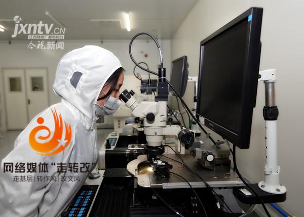 江風益糰隊再結碩菓 黃光LED芯(xin)片讓世界讚歎(tan)